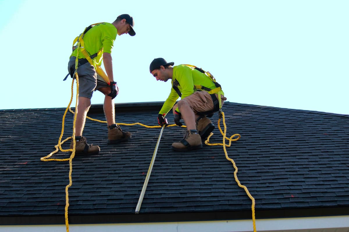 Mitarbeiter beim Dachreinigen