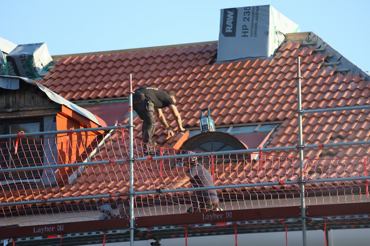 Mitarbeiter beim Dachreinigen