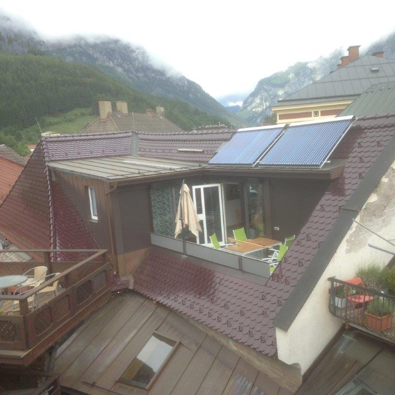 ein Haus mit einem Solarpanel auf dem Dach