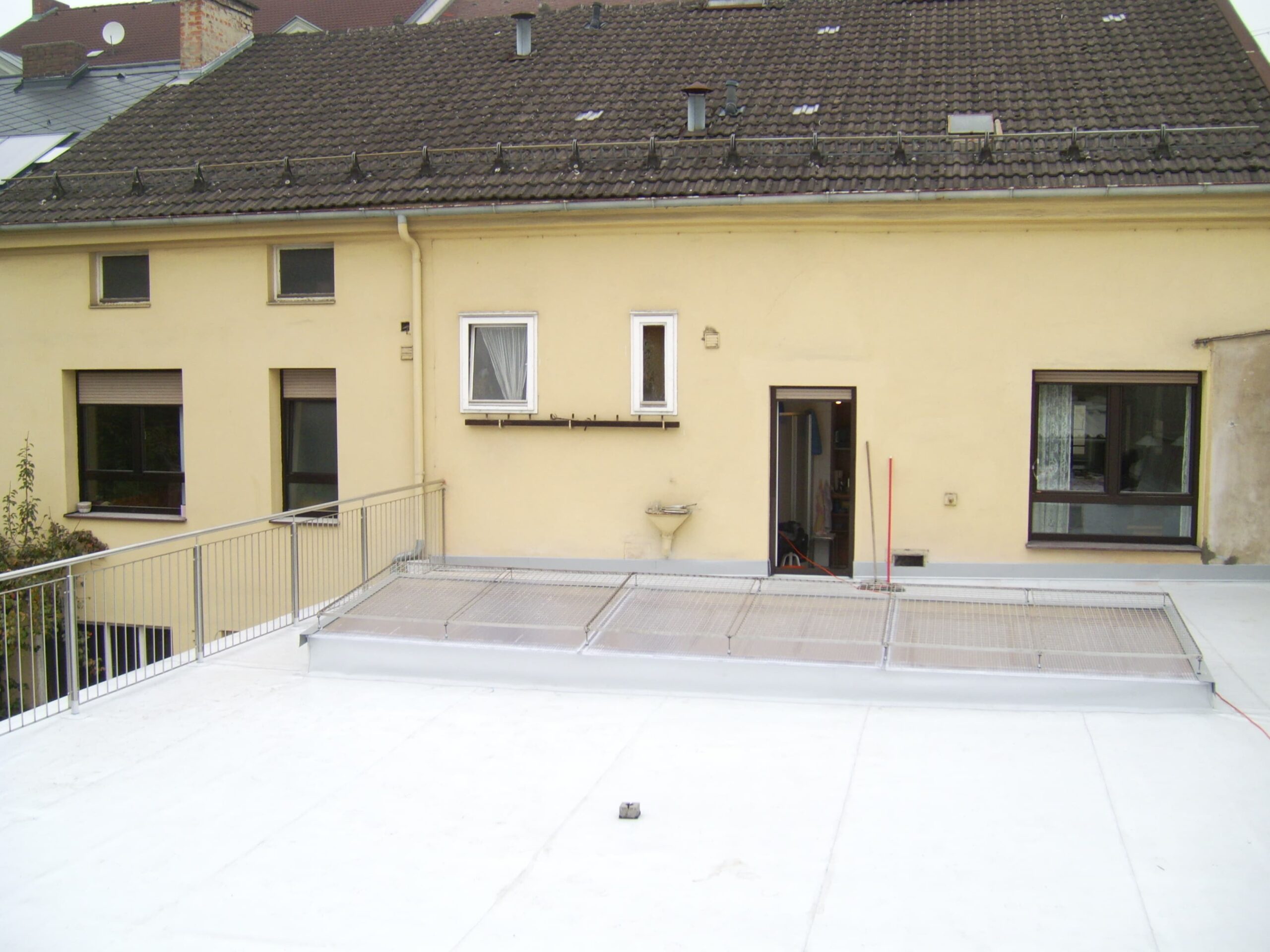 ein Haus mit einem schneebedeckten Dach