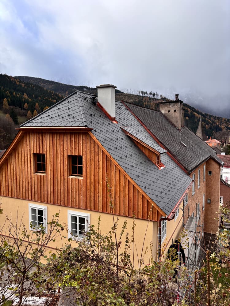 Ein Dach mit Kupfer