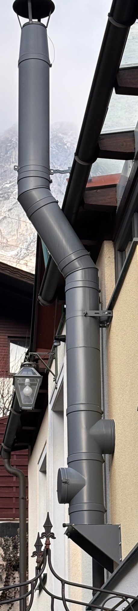 eine Straßenlaterne, die an der Seite eines Gebäudes angebracht ist