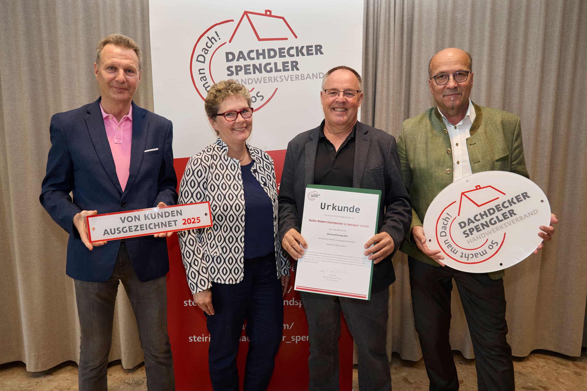 eine Gruppe von Menschen, die nebeneinander stehen und Gedenktafeln halten
