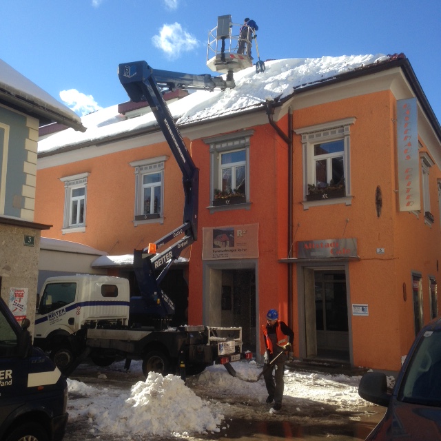 Dacharbeiten im Winter, Schneeentfernung